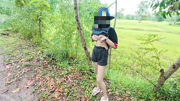 สาวไทยเดินโชว์หีริมทาง เสียงไทยชัดเจน