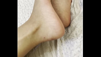 Gadis Arab Berhijab Dalam Niqab Menggoda Dengan Kaki Mungil Dan Telapak Lembutnya