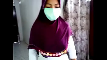 Jilbab Menggoda, Tubuh Seksi Terpamer Di Balik Kain Tipis
