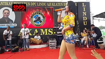 Sintya Riske Menggoyang Panggung Dengan Tarian Erotis Yang Menggoda
