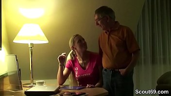 Kakek Menggila, Ngentot Cucu Tiri 18 Tahun Usai Pesta Keluarga