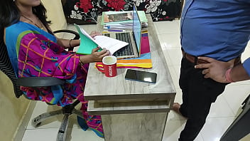 Nyonya India Panas Digoyang Habis-habisan Sama Office Boy, Suara Erotis Bahasa Hindi Bikin Merinding