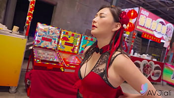 Gadis Tionghoa Mio Digoyang Habis-habisan Di Tengah Keramaian Pasar Malam.