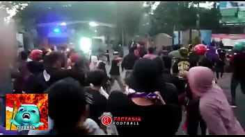 Keributan Brutal Di Tribun: Suporter Persik Dan Psim Bentrok Berdarah-darah