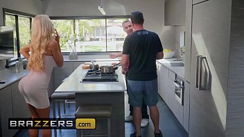 Kisah Nyata Istri – (courtney Taylor, Keiran Lee) – Courtney Memberikan Bantuan Tangan Yang Menggairahkan – Brazzers