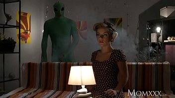 Ibu Rumah Tangga Kesepian Dihardik Alien Dengan Penetrasi Dalam Di Malam Halloween