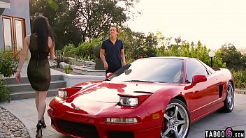 Mobil Mogok Tapi Diselamatkan Oleh Ibu-ibu Nakal Yang Haus Nafsu