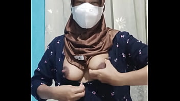 Gadis Berhijab Manis Merangsang Diri Sendiri Saat Rumah Sepi