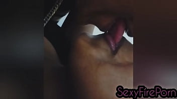 Pasangan India Berciuman Tanpa Henti Dengan Gairah Membara