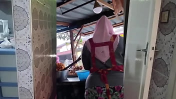 Ibu Tiri Muslim Seksi Bergairah
