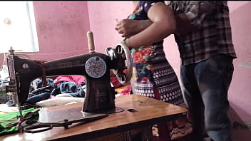 Paman Menggoda Bhabhi Yang Lagi Jahit, Sampai Dia Nggak Tahan Dan Minta Ditidurin