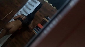 Novinha Safada Pelada Recebendo O Motoboy Com A Buceta Molhada Pra Foder Gostoso