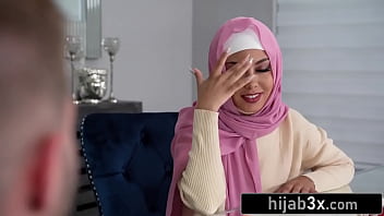 Gadis Muslim Mungil Beraksi Dengan Hijab Tetap Terpasang