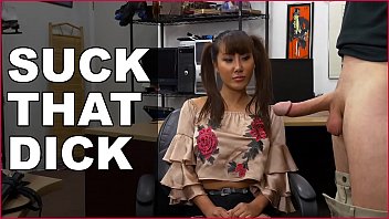 Pedagang Asia Tawarkan Katana Keluarga Untuk Daging Lelaki Kulit Putih