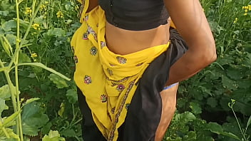 मैदान में ही ममता को उसके पति ने सरसों के खेत में जमकर चोदा