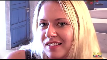 Milf Pirang Seksi Dengan Sepatu Bot Melonjak-lonjak Di Atas Batang Tebal Yang Keras