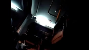 Pengalaman Pertama Di Dalam Bus Yang Menggairahkan (3/3)
