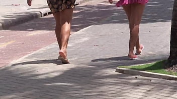 Gadis Manis Pergi Ke Pantai Dengan Pantat Yang Menggoda!