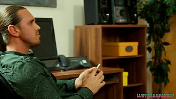 Gadis Pirang Genit Dan Kakak Tirinya Bercinta Liar Di Kantor