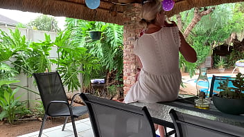 Mantan Istri Seksi Menunduk Membelakangi Untuk Kuserodoti Memeknya