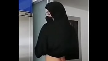 Perempuan Berhijab Montok Dengan Payudara Berlimpah Melakukan Tarian Telanjang Yang Menggoda