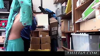 Gadis Arab Berhijab Yang Panas Mencoba Pengalaman Pertamanya Di Pesta Seks Klub Malam