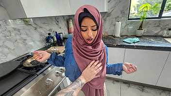 Istri Berhijab Yang Bergairah Ingin Menyelamatkan Pernikahannya Dengan Belajar Memberikan Oral Seks Dan Berbicara Kotor