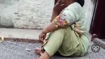 Bibi Tua Pakistan Yang Seksi Dan Menggoda Sedang Merokok Dengan Gaya Yang Menggairahkan