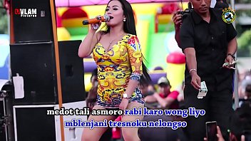 Dua Penyanyi Cantik Menggoyang Panggung Dengan Tarian Erotis, Dikelilingi Pria Yang Tergoda