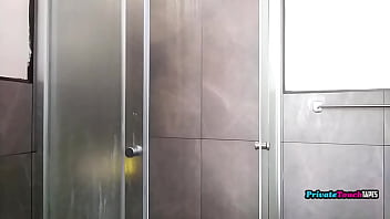 Mandi Air Panas Dengan Gadis Rusia Seksi Yang Memainkan Memeknya