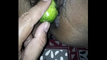 Istri Desa Melahap Mentimun Dengan Penuh Nafsu