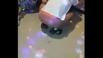 노래방에서 음란하게 팬티를 벗고 야한 춤을 추는 여자