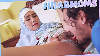 Ibu Tiri Arab Berusaha Menghapus Foto Mesumnya Yang Lagi Asik Main Jari