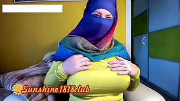 Gadis Muslim Berhijab Dari Timur Tengah Dengan Payudara Besar Di Rekaman Kamera 2 November