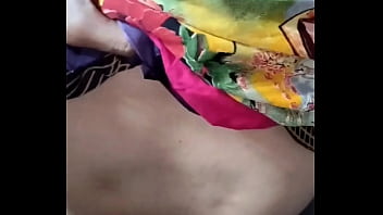 Gadis Desi India Desa Sembunyi-sembunyi Kencing Di Luar Ruangan