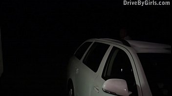 Gadis Pirang Panas Siap Memuaskan Nafsu Di Lokasi Dogging Bersama Para Pria Tak Dikenal