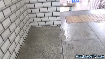 Gadis Asia Mengintip Di Stasiun Metro