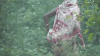 Wanita Seksi Desi Buang Air Kecil Dengan Genit