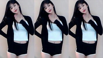 Em Gái Trung Mặc Váy Ngắn Cưỡi Tàu Lượn ướt át