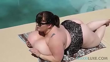 Lexxxi Luxe Yang Montok Menggoda Tukang Kolam Dengan Membuka Atasan