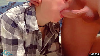 Gadis Manis Bergaun Stoking Mengisap Kontol Kakak Tirinya Saat Ortu Di Rumah, Sampai Muncrat Di Celana Ketatnya