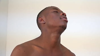 Ikan Kembung Panas Memberi Dan Meminta Untuk Memuncrat Di Dalam Mulut (dua Kamera)