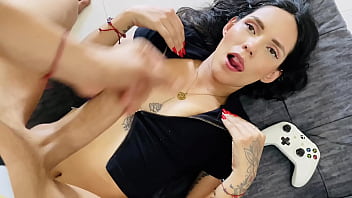 Saat Kakak Tiriku Asyik Main Game, Aku Asyik Mainin Kontol Besarnya