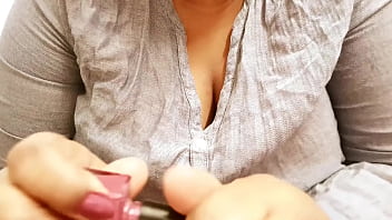 Pembantu Desi Sridevi Memamerkan Payudara Montoknya