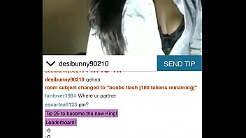 Gadis-gadis India Seksi Memencet Payudara Mereka Dengan Penuh Gairah