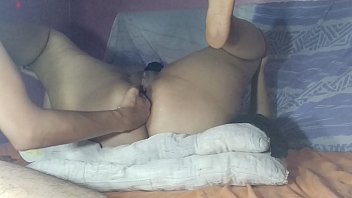 Saat Dia Tidur & Menggoda Kemaluannya Yang Basah