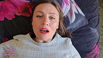 Mengisi Penuh Adik Tiriku Setelah Tak Sengaja Melihat Foto Bugilnya