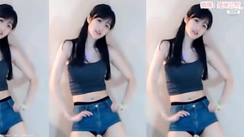 Em Gái Trung Mặc Váy Ngắn Cưỡn Lắc Mông Nóng Bỏng Quyến Rũ Anh Em