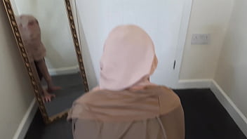 Gadis Muslim Arab Berhijab Dengan Pantat Besar Digerogoti Habis-habisan Sampai Memeknya Basah
