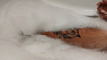 Adik Tiri Yang Seksi Dan Terbakar Matahari Di Kamar Mandi Usai Liburan Di Turki